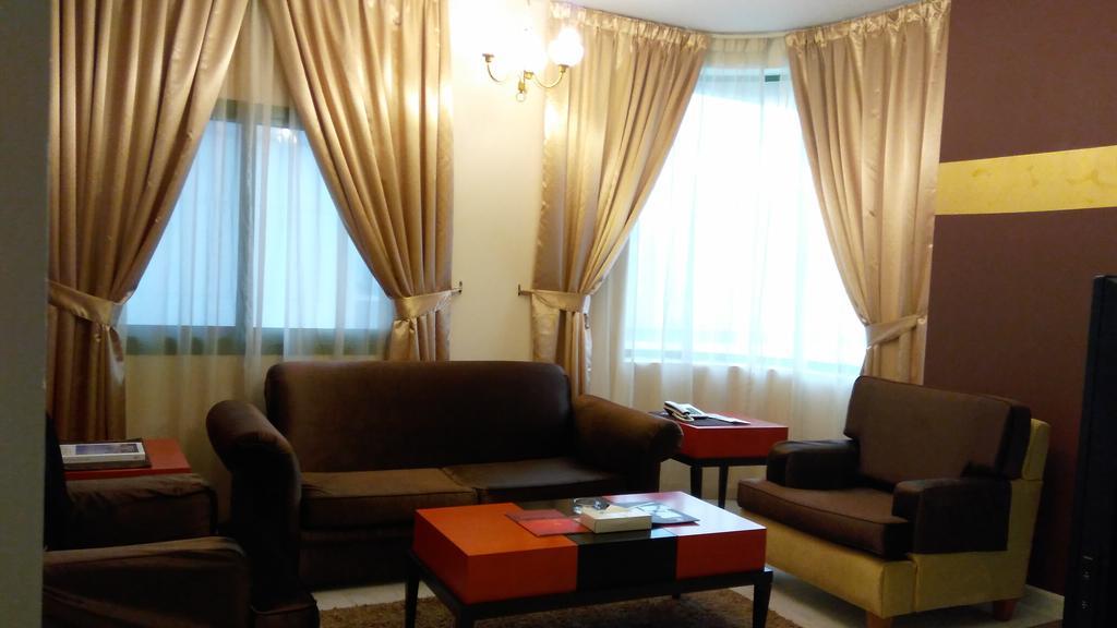 Royal Crown Suites Sharjah Exterior foto